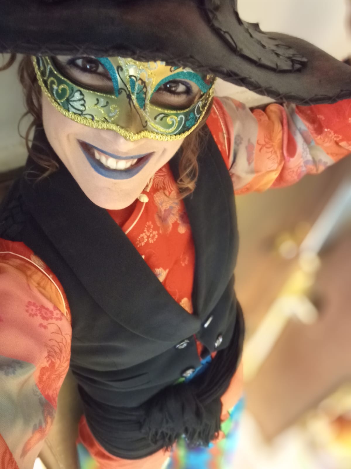 Gina Imbruglia — Arlequine en échasses au masque vénitien